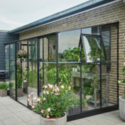 Serre de jardin adossée 7,1m² noire en verre trempé Qube - Halls